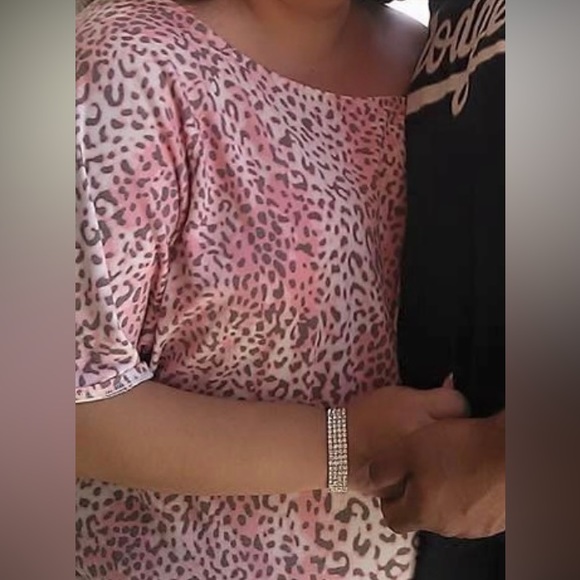 Off the shoulder Animal print top size 3 - Picture 3 of 3